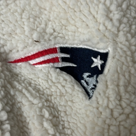 New England Patriots White Fur Zip Up Sherpa - Picture 2 of 5